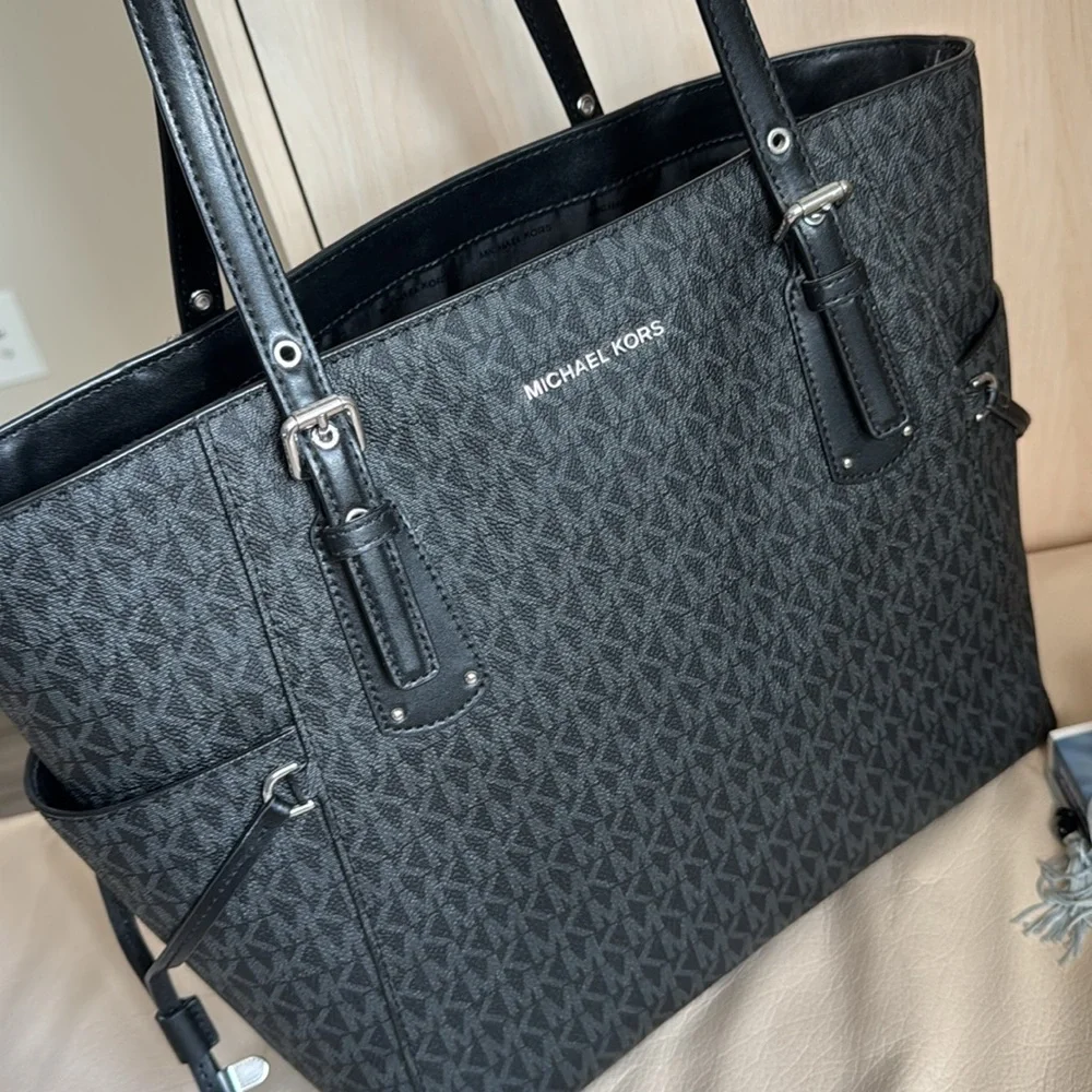 Michael Kors Voyager Signature Tote Bag - Picture 4 of 8
